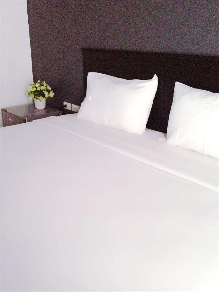 Benetti Lodge Patong Buitenkant foto